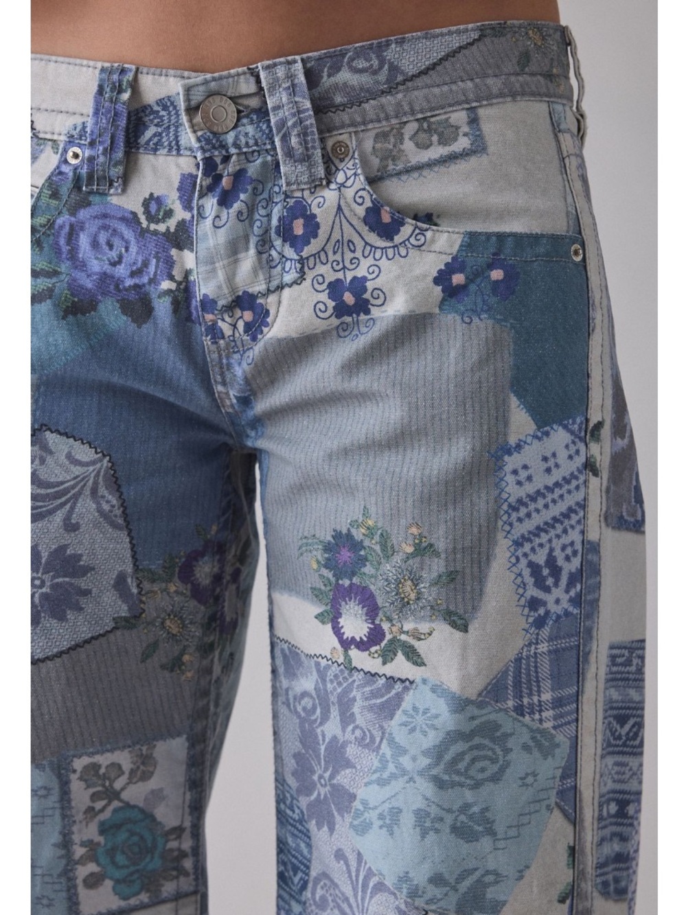 🟤NWT BDG Kayla Cotton Canvas Low-Rise Pants in Blue/White Patchwork Print Sz 26 - Picture 4 of 5